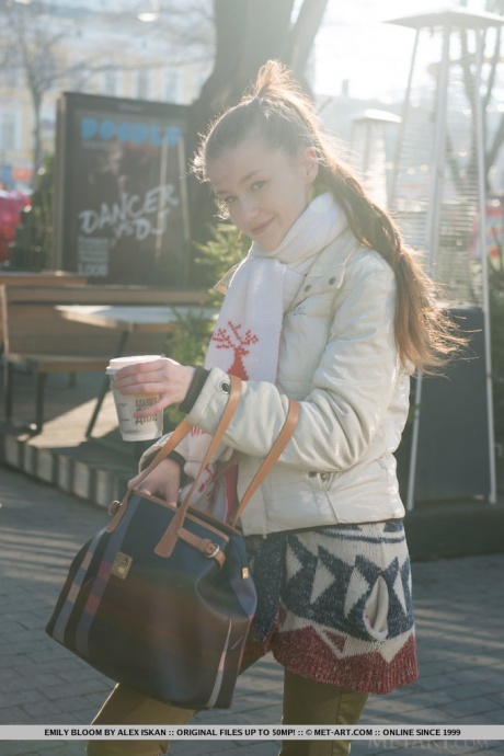 Украинская богиня Эмили Блум трогает свои невероятные сиськи и обнажает горячую киску 1