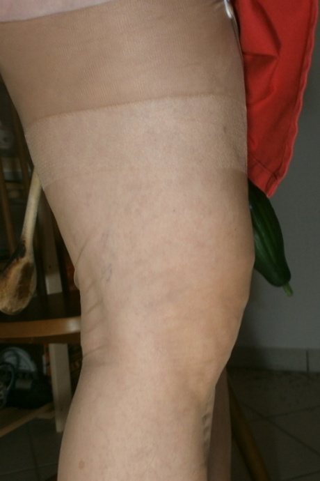 Возбужденная Ома Каро ублажает свою киску деревянной ложкой и огурцом 11