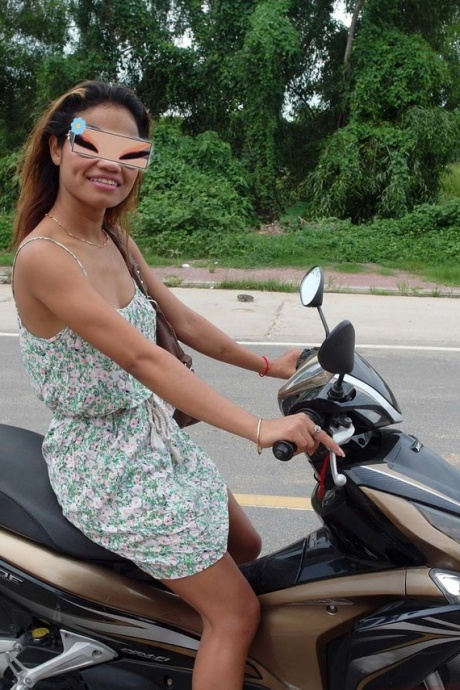 Азиатку с большими сиськами и торчащими сосками Алину трахают в режиме POV 1