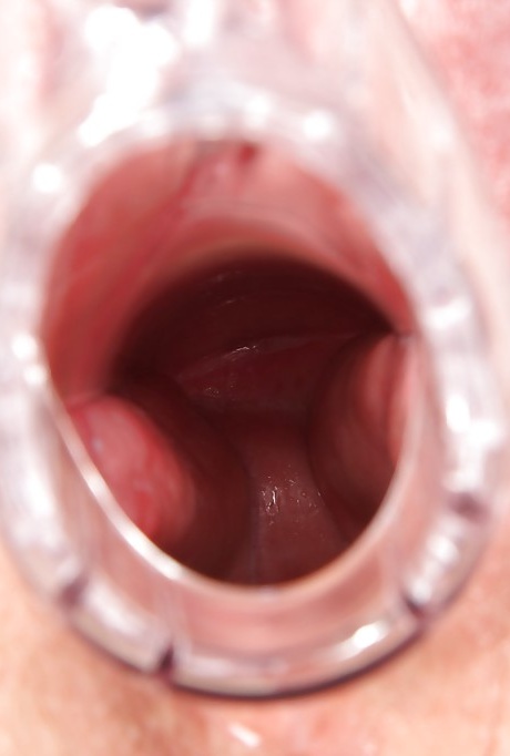 Грудастая пожилая медсестра в униформе и черных чулках раздвигает свои ножки 15