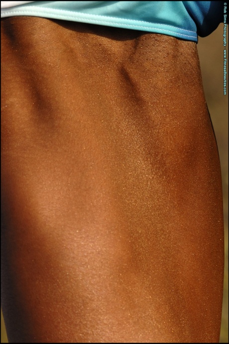 Культуристка Дейдре Пагнанелли демонстрирует свое мускулистое тело в бикини 8