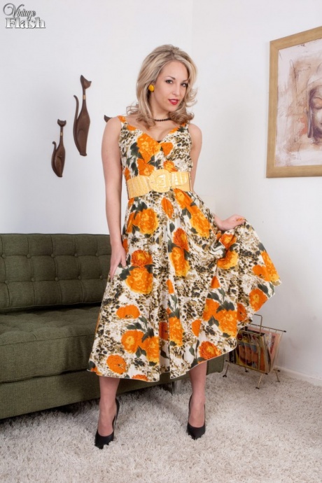 Горячая зрелая мамаша Джессика Прессли теребит пальцами свою пизду в винтажном нижнем белье 1