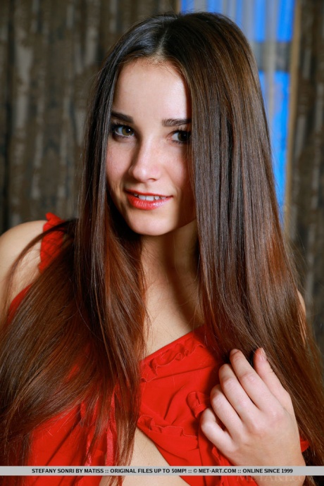 Русская подросток Стефани Сонри демонстрирует свою зрелую фигуру без красного нижнего белья 2