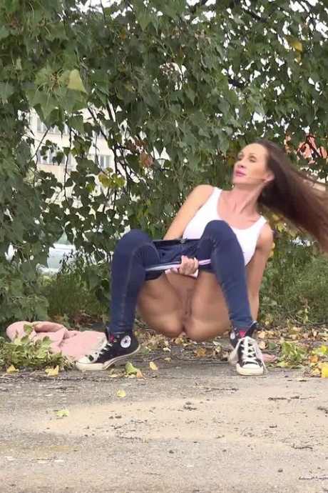 Сексуальная девушка Синтия Веллонс прячется за деревьями, чтобы пописать 6