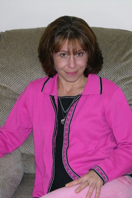 Зрелая домохозяйка Сейдж теребит пальцами свою киску на посадочной полосе во время своего дебюта обнаженной 1