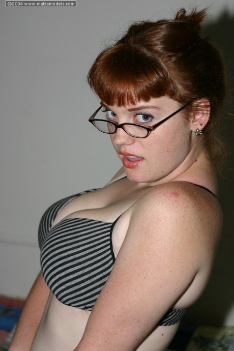 Рыжеволосая любительница Сойер обхватывает ладонями свою натуральную грудь, прежде чем снять очки 3