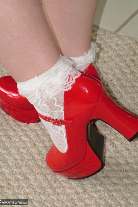 Толстая блондинка Taffy Spanx отодвигает красные стринги в сторону, чтобы подрочить секс-игрушкой 7