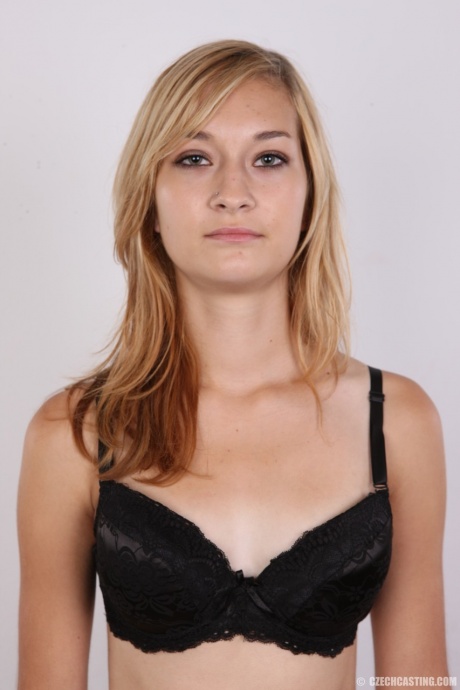 Неопытная Ива позирует полностью одетой, прежде чем показать свое обнаженное подростковое тело 5