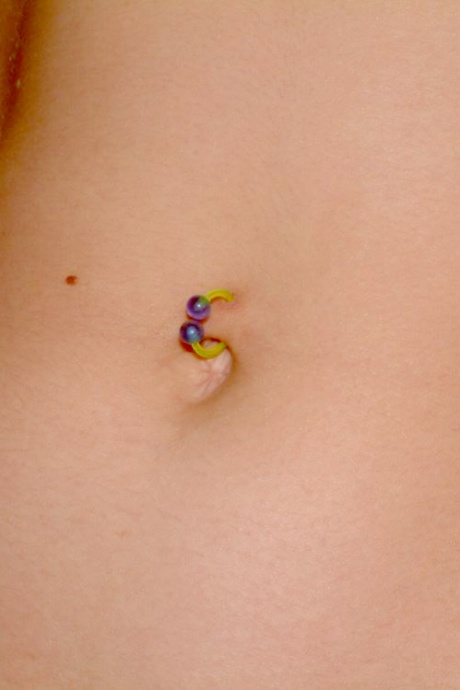 Молодая рыжеволосая Аполлина обнажает дерзкие сиськи, прежде чем уверенно позировать обнаженной 1