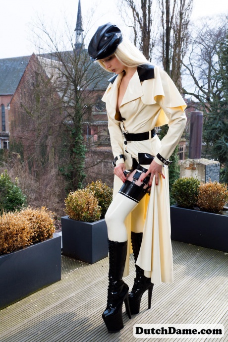 Горячая блондинка сверкает латексными подвязками, моделируя на открытом воздухе в резиновом наряде 9