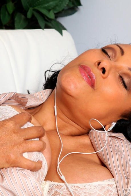 Зрелая женщина Даника Коллинз мастурбирует свою влажную киску в пижаме 6