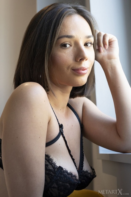 Юная красотка Ева Свит мастурбирует вибратором в подвязках и нейлоновых чулках 1