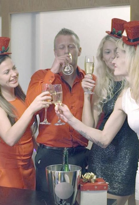 Девушка из косплея Белла Бэби и ее друзья обнажают большие сиськи и сосут член на коленях в оргии 10