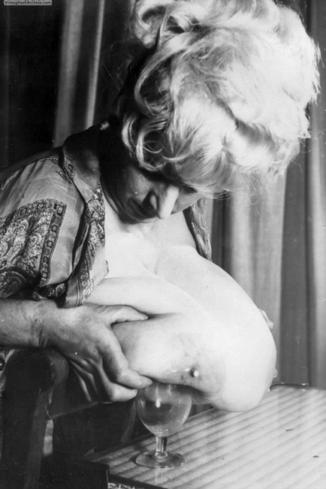 Большие груди связывают и разбрызгивают молоко в похабной винтажной сцене БДСМ 11