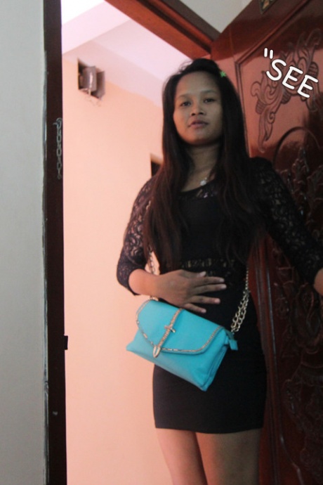 Азиатка Ви получает сперму в рот от мужчины во время секс-отпуска 15