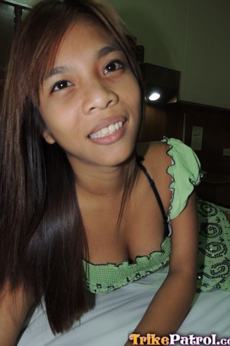 Миниатюрная азиатка-любительница с огромными сосками лижет твердый член и скачет верхом 4