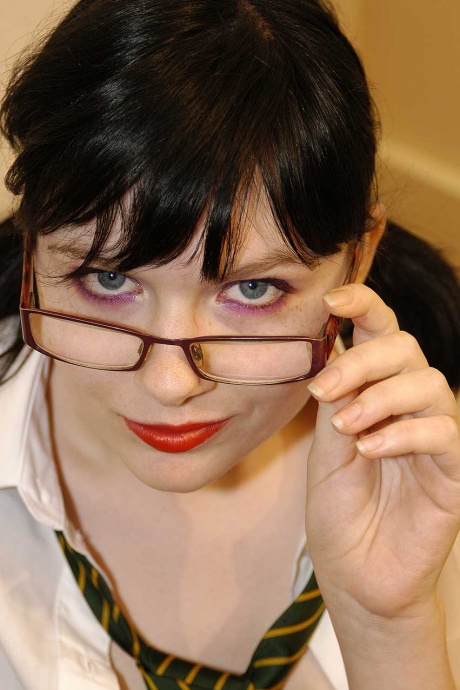 Брюнетка Джессика Ло получает сперму на очки во время вечеринки буккаке 4