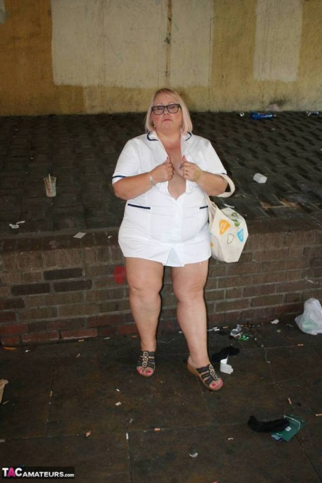 Толстая пожилая медсестра Лекси Каммингс обнажает себя, прогуливаясь по тротуару 10