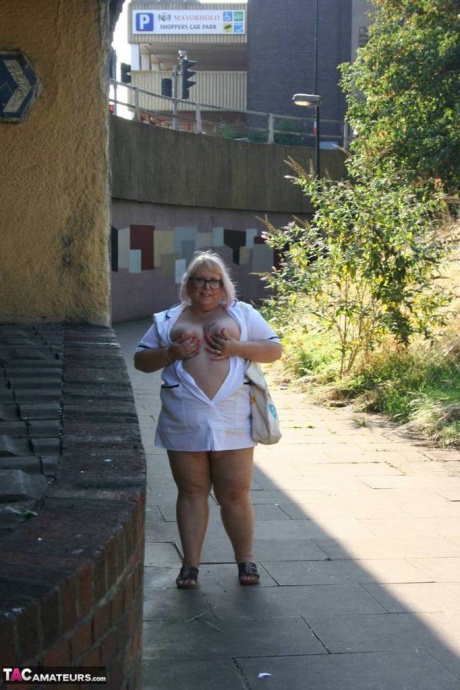 Толстая пожилая медсестра Лекси Каммингс обнажает себя, прогуливаясь по тротуару 5