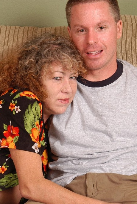 Зрелая женщина Айви раздевается перед тем, как отсосать и трахнуть молодого мужчину 1