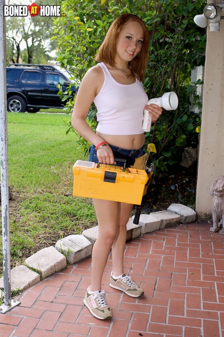 Реалити-модель Сонни Блейз делает минет и вылизывает киску на кухне 1