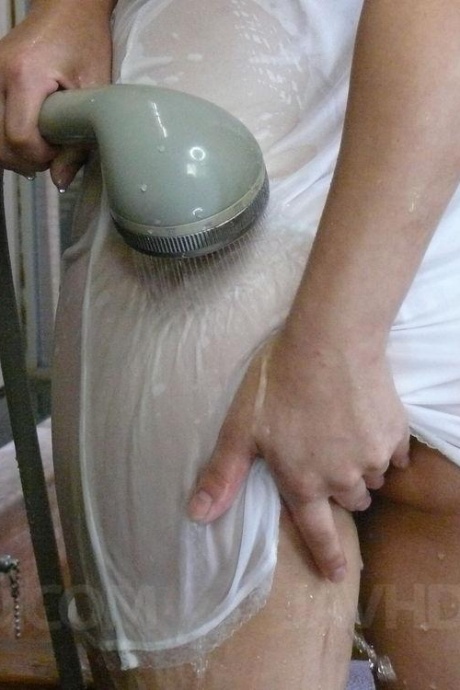 Японская девушка Коюки Оно писает после мастурбации во время купания 9