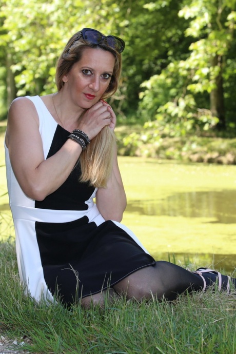 Пожилая любительница показывает свой покрытый спермой язычок после анала с двумя мужчинами 2