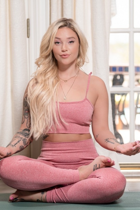 Три толстозадые женщины занимаются йогой в своей тренировочной одежде 3