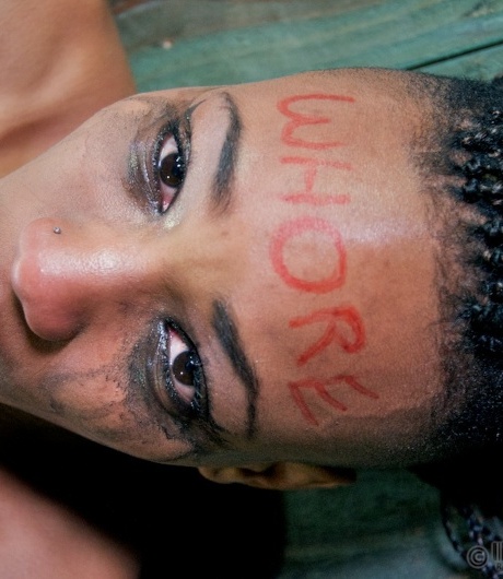 Горячая рабыня Никки Дарлинг терпит болезненное рабство и грубые пытки сосков 5