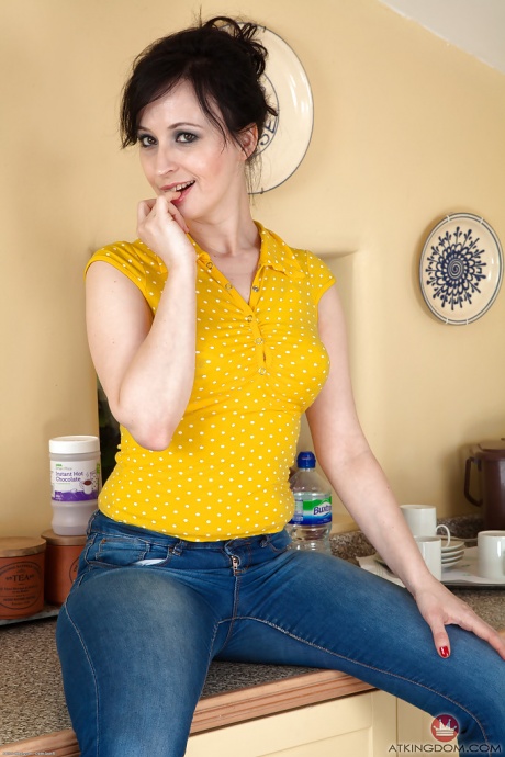 Дама средних лет Никита стягивает джинсы и трусики, демонстрируя волосатую киску 1