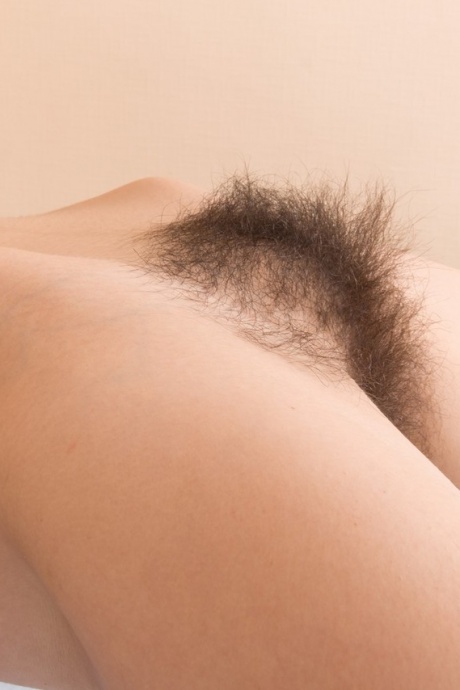 Симпатичная молодая Халмия раздевается, чтобы показать маленькие сиськи и очень волосатую киску крупным планом 11