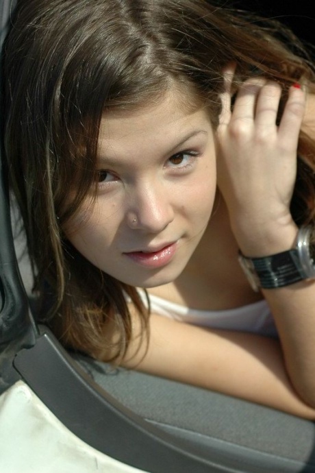 Очаровательная молодая девушка показывает свое нижнее белье после того, как обнажила свои маленькие сиськи 3