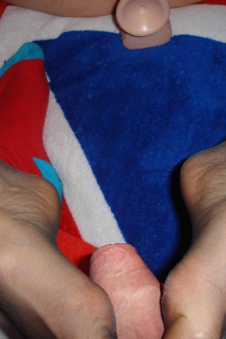 Пожилая любительская женщина шлюха шотландец Сьюзан дрочит дилдо своему бобру, прежде чем дать головку 14