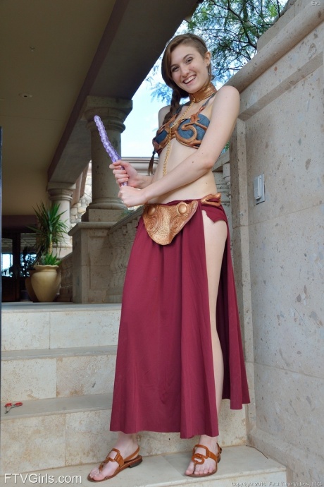 Горячая девушка в костюме гарема ласкает киску и задницу на открытом воздухе, когда никто не смотрит 12