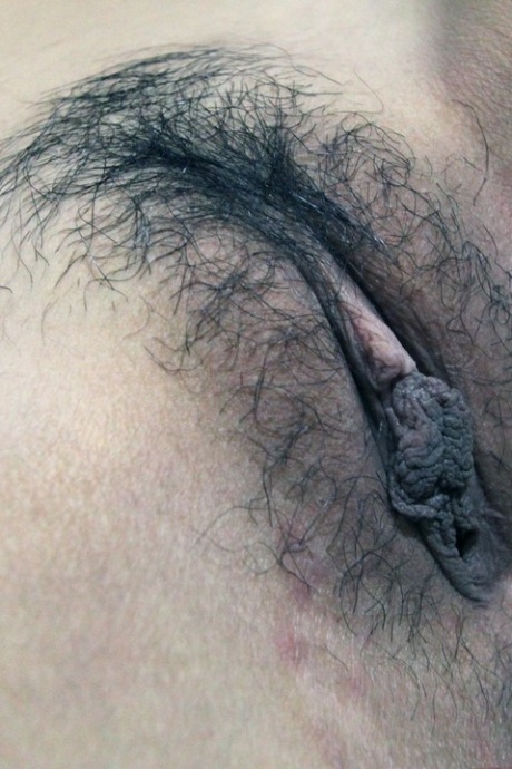 Возбужденная азиатка с очень волосатой киской и красивыми большими упругими сиськами показывает, как нужно кончать 7