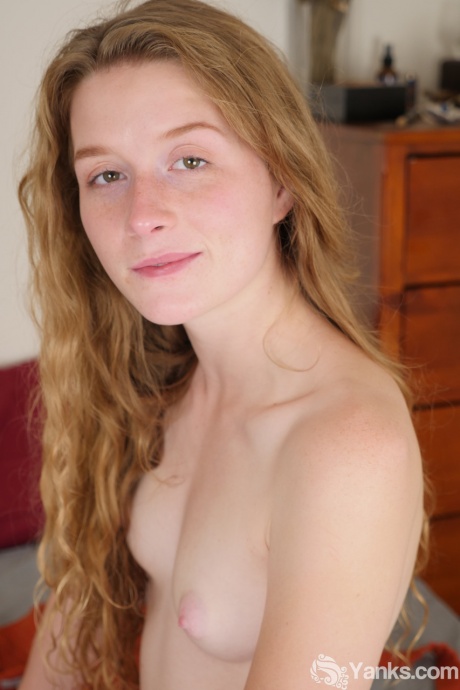 Бледно-рыжая Карина Понтиак снимает свой халат, чтобы позировать совершенно обнаженной на кровати 14