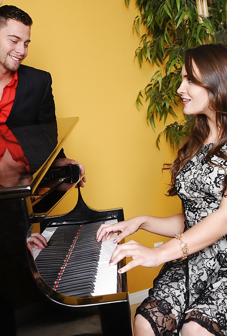 Потрясающая брюнетка Тил Конрад занимается диким сексом со своим мужчиной 1