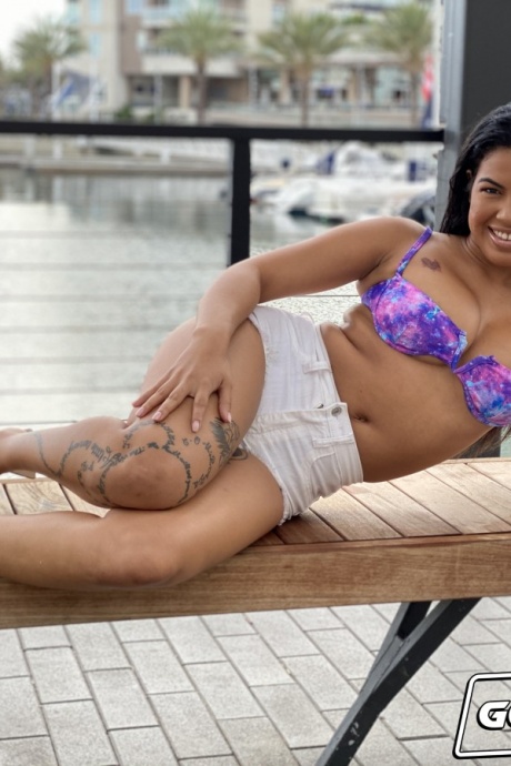 Наполнилась Майей Фаррелл 4