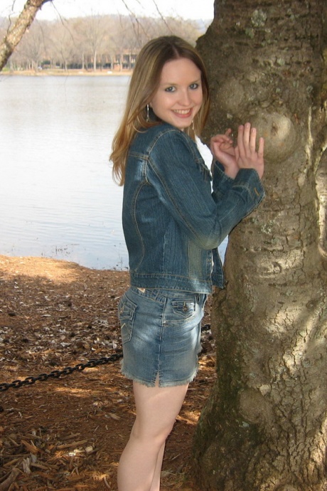 Симпатичная распутная молоденькая Шелби сверкает своими твердыми сосками у озера в общественном парке 1