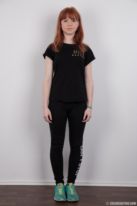 Симпатичная рыжеволосая любительница обнажает свою едва набухающую грудь, когда раздевается 2