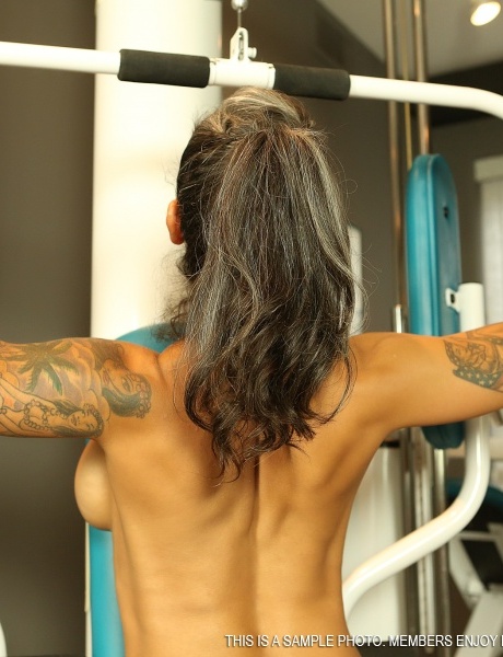 Помешанная на фитнесе Дэни Дюпре показывает свой проколотый клитор, тренируясь в тренажерном зале 9