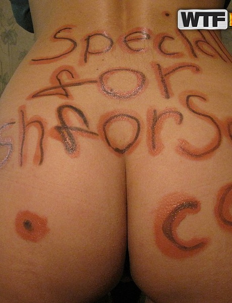 Девушка-любитель Даша надевает очки во время съемок домашнего порно 3