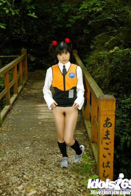 Улыбчивая студентка-азиатка показывает свои крошечные сиськи и пушистую пизду на открытом воздухе 2