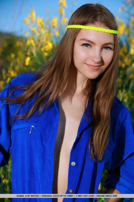 Русская молоденькая Изабель А позирует полностью обнаженной перед цветущим кустом 17