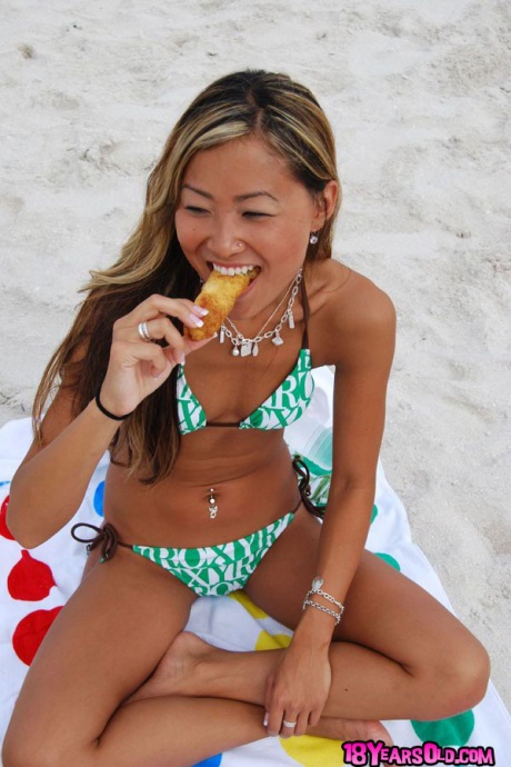 Молоденькая азиатка с крошечными сиськами Тина позирует в горячем бикини на открытом воздухе 6