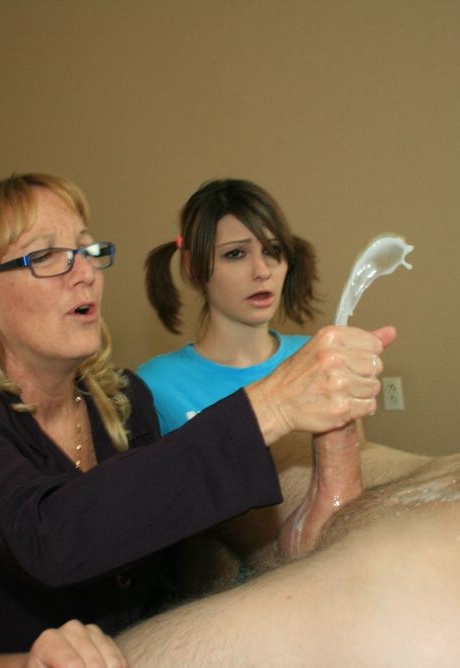 Зрелая блондинка в очках учит своих друзей-подростков, как гладить большой член 9