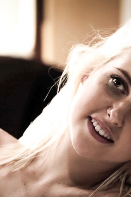 Молоденькая платиновая блондинка Хлоя Черри трахается со своим черным отчимом 15