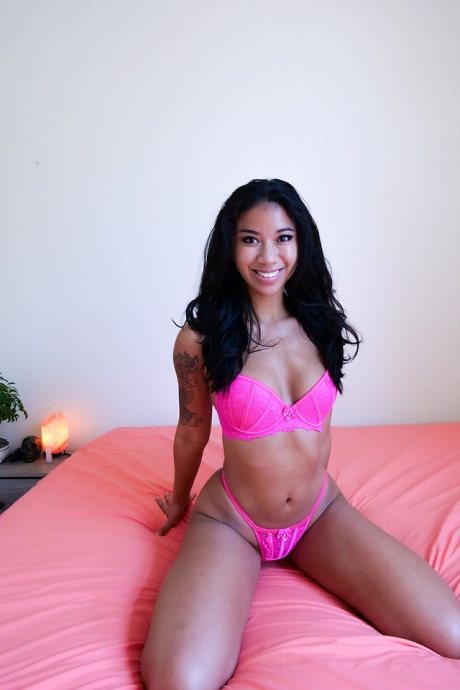 Негритянка-первокурсница Амина Грин занимается сексом от первого лица с большим членом 1