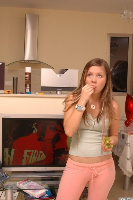 Молодая девушка соло обнажает свою маленькую грудь из топа бикини дома 1