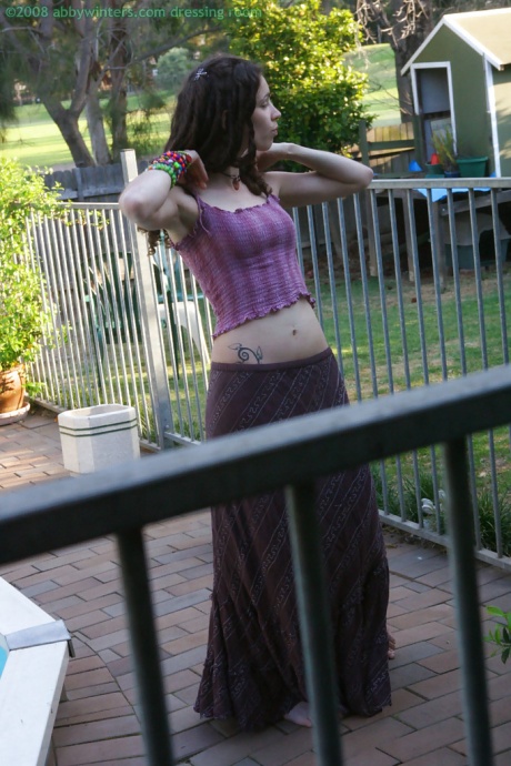 Возбужденная брюнетка любительница Элис одевается после мастурбации 14